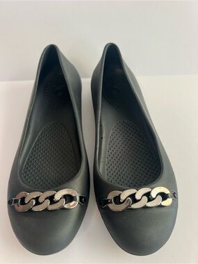 CROCS Black Chain-Accent Flats